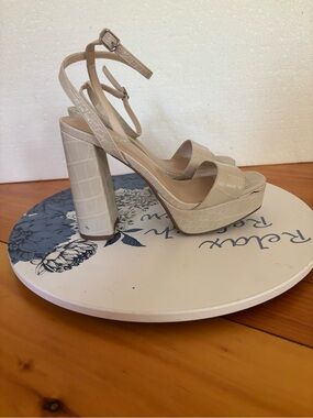 Y-Not Lori Nude Croc Embossed Platform Heels Size 6